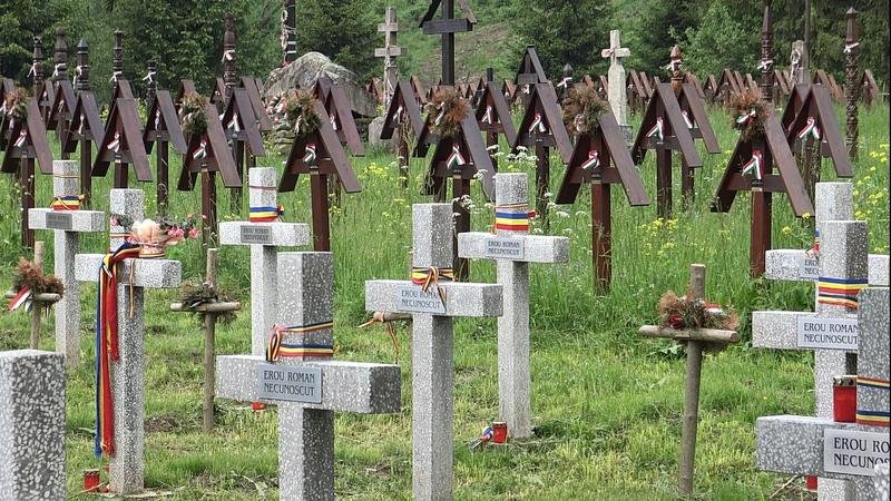  CJ Harhita reclamă noi acte de vandalism în Cimitirul Internaţional al Eroilor din Valea Uzului