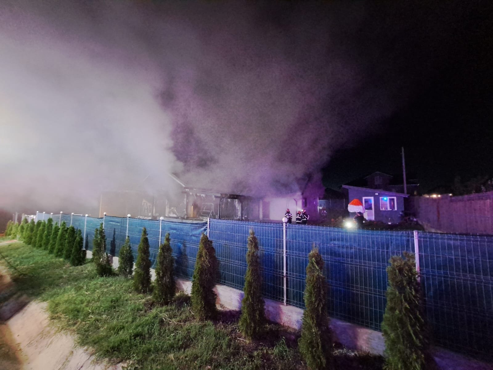  FOTO-VIDEO: Casă din Valea Adâncă cuprinsă de un incendiu în această seară