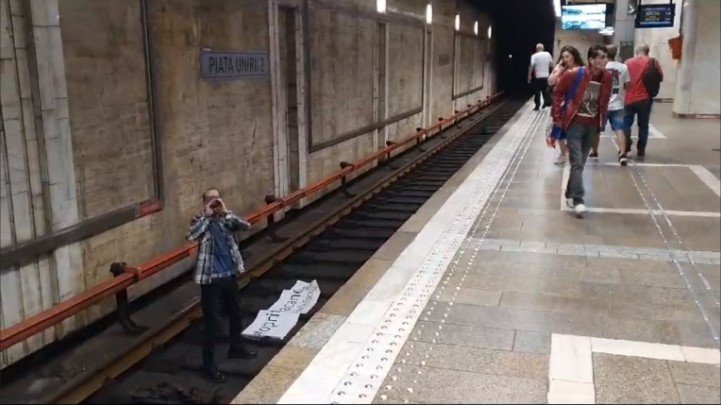  Un călător s-a legat cu cătuşe de o şină la metrou, în staţia Piaţa Unirii 2
