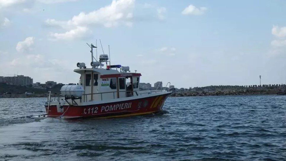  Intervenţie a pompierilor după ce mai multe persoane ar pluti în derivă pe mare, într-o barcă pneumatică, în zona Vama Veche