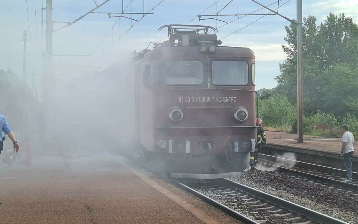  Un tren privat a luat foc în gara Ploiești Vest