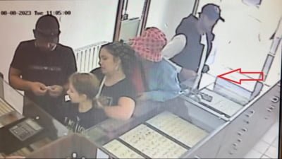  Momentul în care o femeie însărcinată fură o bijuterie din aur dintr-un magazin din Arad – VIDEO