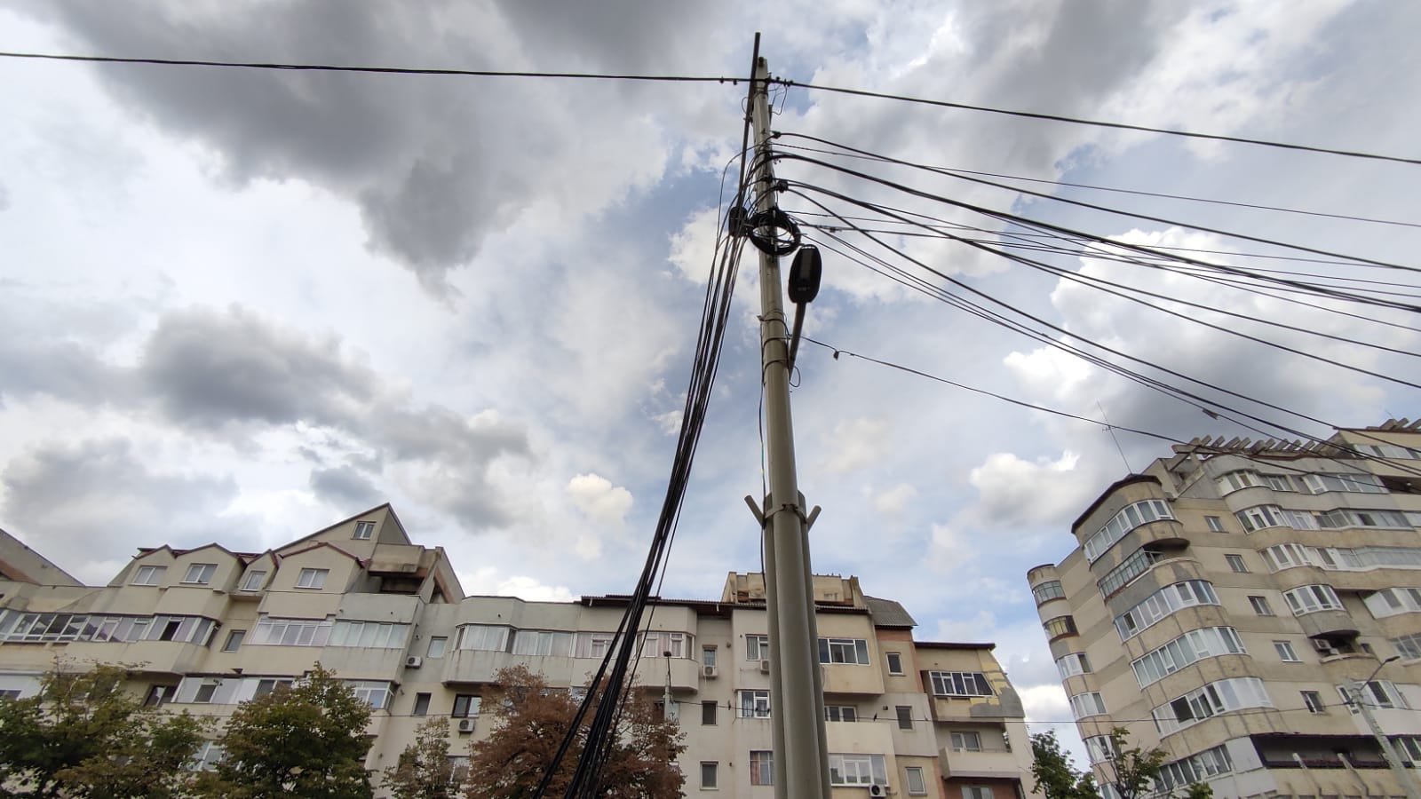 FOTO: SPI s-a apucat în Păcurari, de circa o săptămână, să debaraseze stâlpii de cabluri