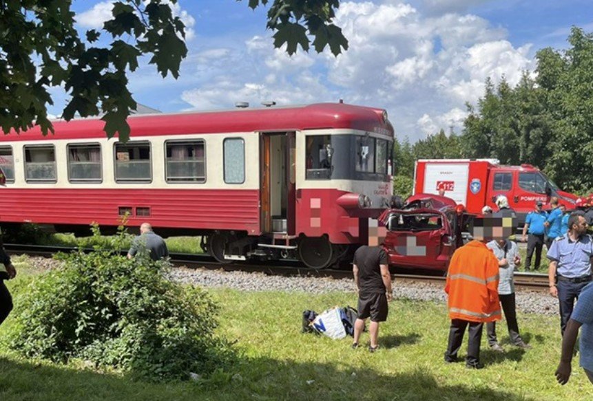  Un autoturism în care se aflau şase persoane a fost spulberat de un tren