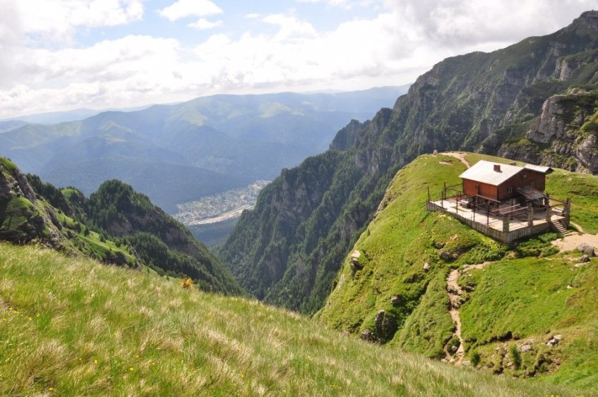  S-a redeschis cabana Caraiman din Munții Bucegi. Anunțul proprietarului, violonistul Alexandru Tomescu