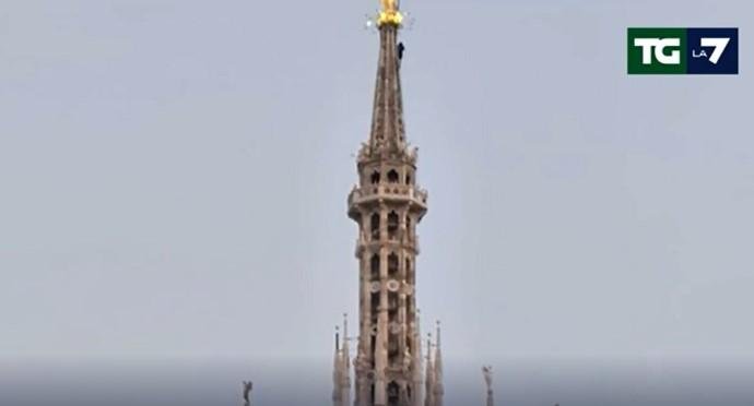  Doi pasionaţi de parkour, reţinuţi după ce au escaladat un turn al domului din Milano