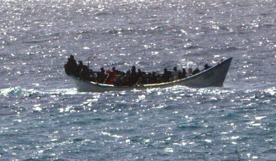  Cel puţin şase persoane au murit şi peste 50 au fost salvate după ce o barcă plină cu migranţi s-a răsturnat în Canalul Mânecii