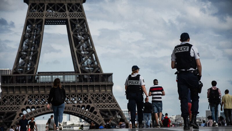  Alertă la Turnul Eiffel! Poliţia a primit o ameninţare bombă