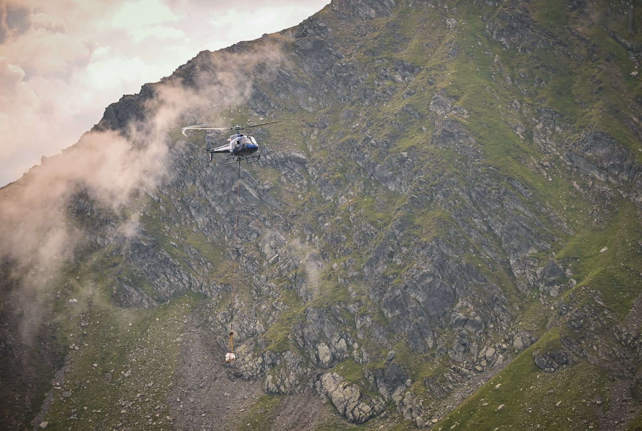  Turist de 65 de ani recuperat de pe munte cu ajutorul elicopterului