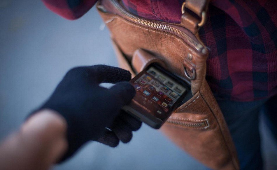  O agresiune stupidă: furtul unui telefon Samsung A02 îl va ţine doi ani după gratii