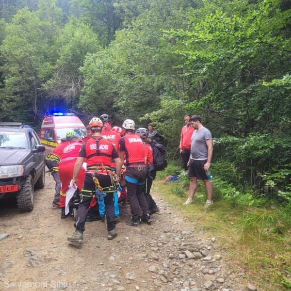  Sibiu: Doi bărbaţi au căzut cu ATV-ul pe un drum forestier montan