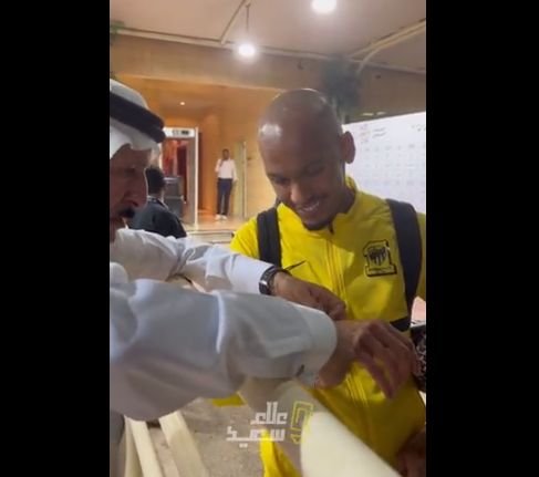  Fabinho a mers la Al-Ittihad şi a primit un ceas de lux de la un fan