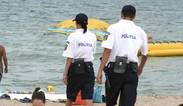  Turiștii de la mare, goniți din apă cu jandarmii și polițiștii. În ciuda înecurilor și a steagului roșu, mulți se aruncă în valuri