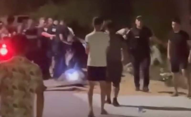  VIDEO Doi polițiști, bătuți la o petrecere din Arad, desfășurată în stradă