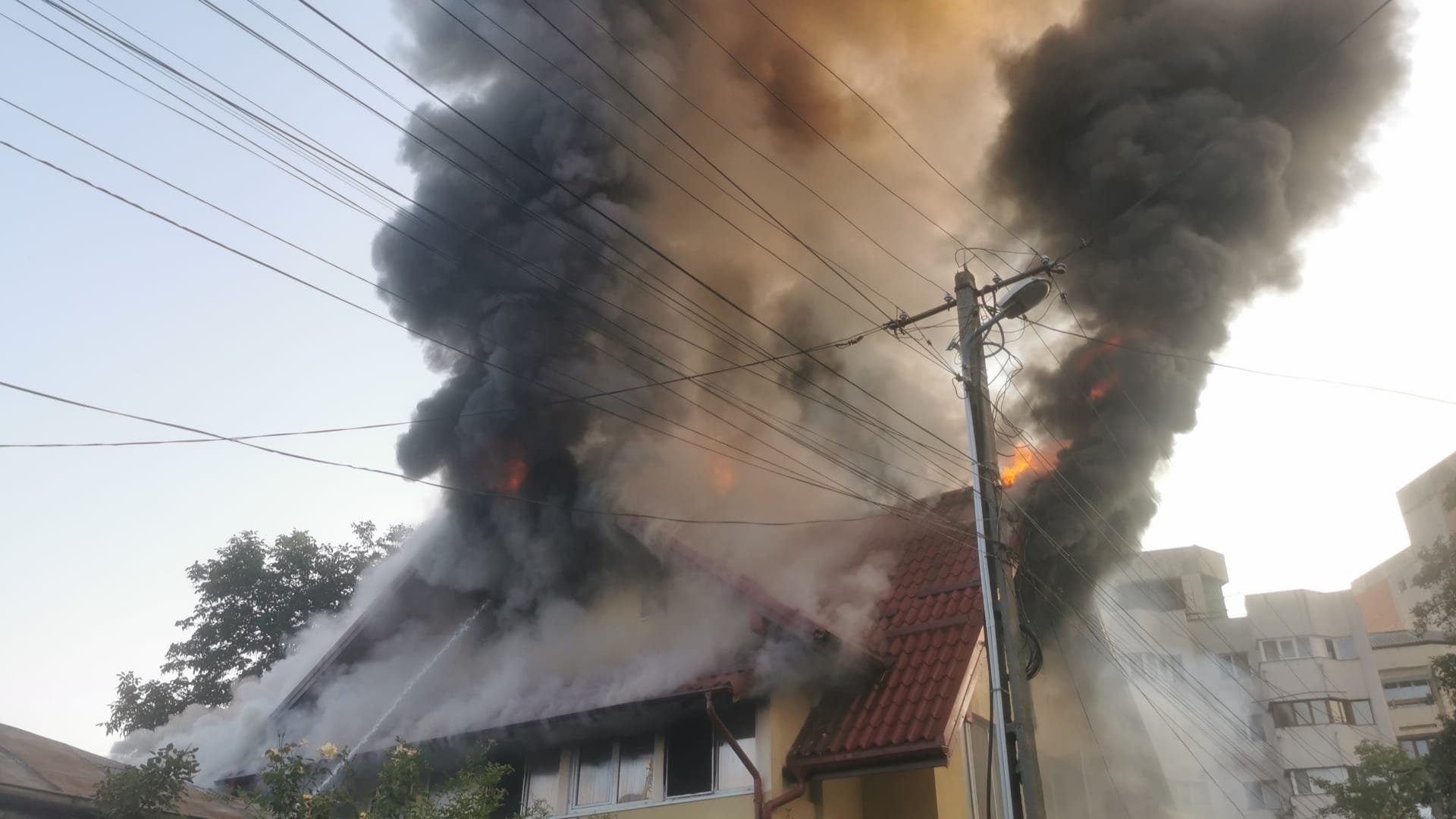  VIDEO: Incendiu puternic la o locuinţă din municipiul Iasi, strada Cireşica