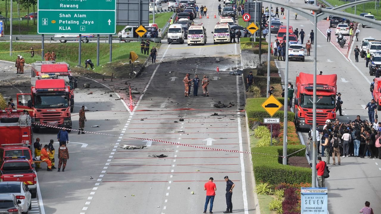  Zece morţi în urma prăbuşirii unui avion pe o şosea din centrul Malaeziei