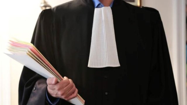  Este posibil să crească onorariile percepute de avocaţi. Decanul Baroului ieşean critică măsurile anunţate de Guvern