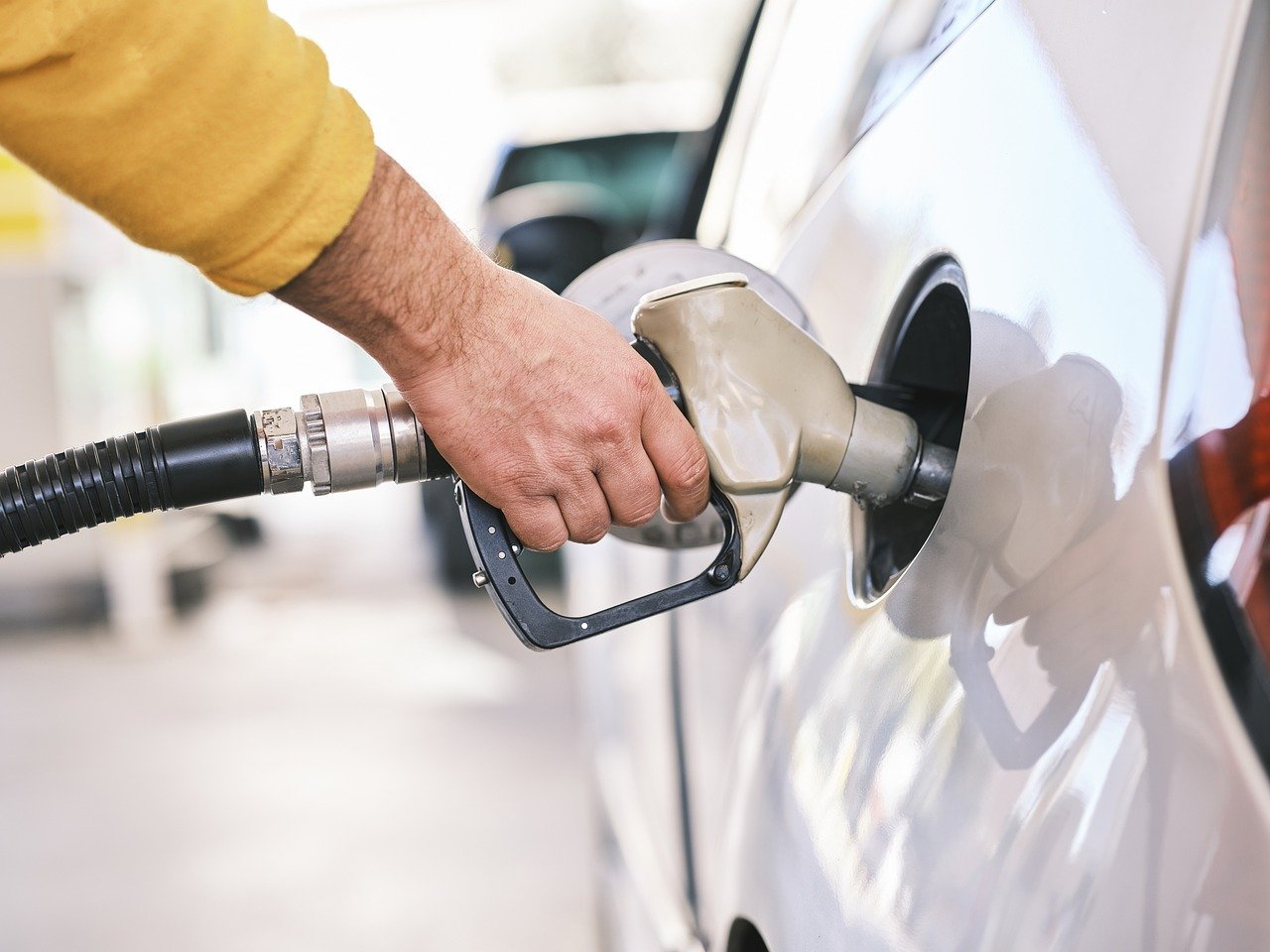  De ce crește prețul benzinei și când ne-am putea aștepta să scadă