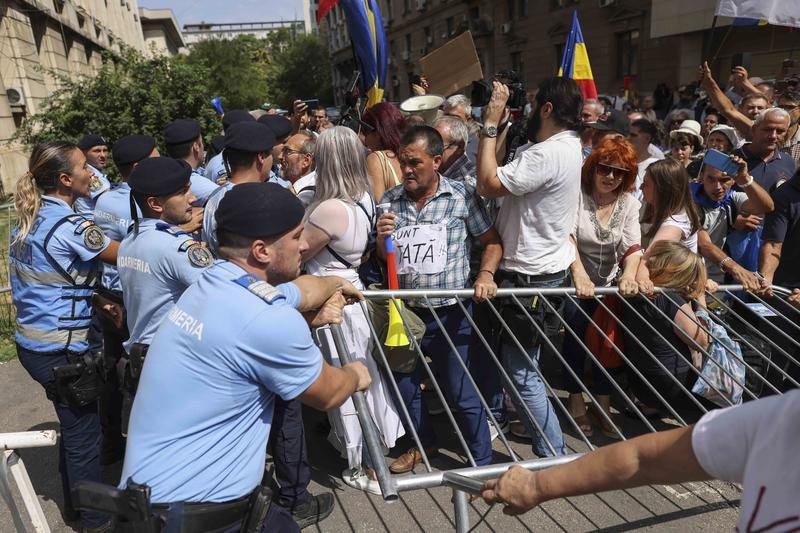  Dosar penal și amenzi după protestul AUR din fața Ministerului Sănătăţii