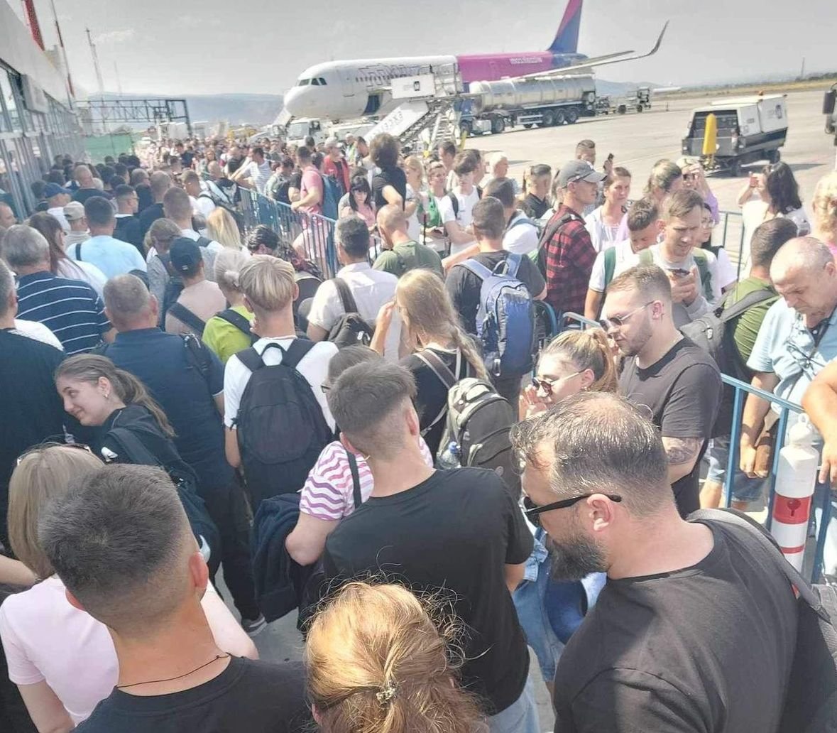  Haos pe Aeroportul din Iași! Sute de pasageri ţinuţi cu capul în soare pe caniculă – FOTO