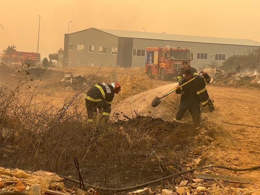  Pompierii români ajunşi marţi dimineaţă în Grecia luptă deja cu un incendiu puternic
