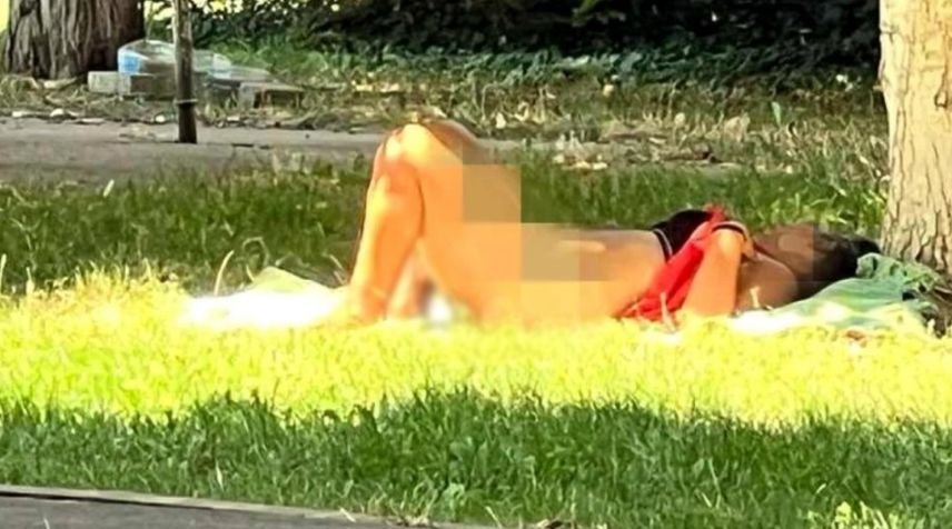  O femeie din Caracal s-a „relaxat” dezbrăcată într-un parc din Arad, ca la nudişti