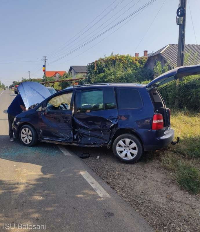  Botoşani: Două maşini, în care se aflau şapte persoane, au intrat în coliziune. Accidentul anunţat prin eCall