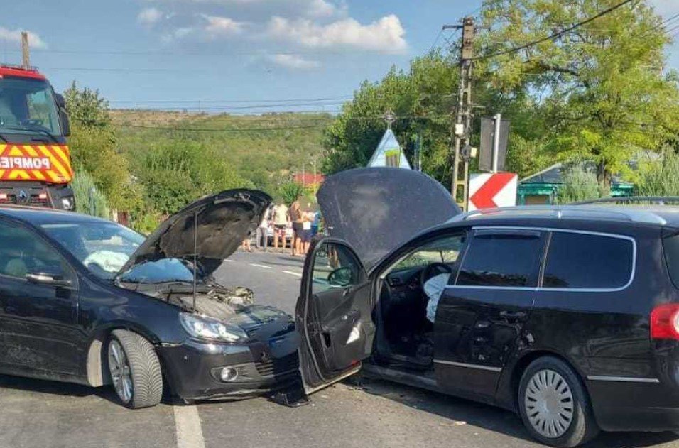  O şoferiţă a intrat pe contrasens şi a lovit dur cu maşina un alt autoturism care circula regulamentar: opt persoane au fost rănite