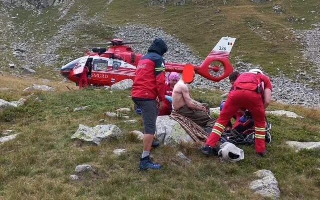  Bărbat muşcat de viperă pe munte, salvat de salvamontişti şi echipajul elicopterului SMURD