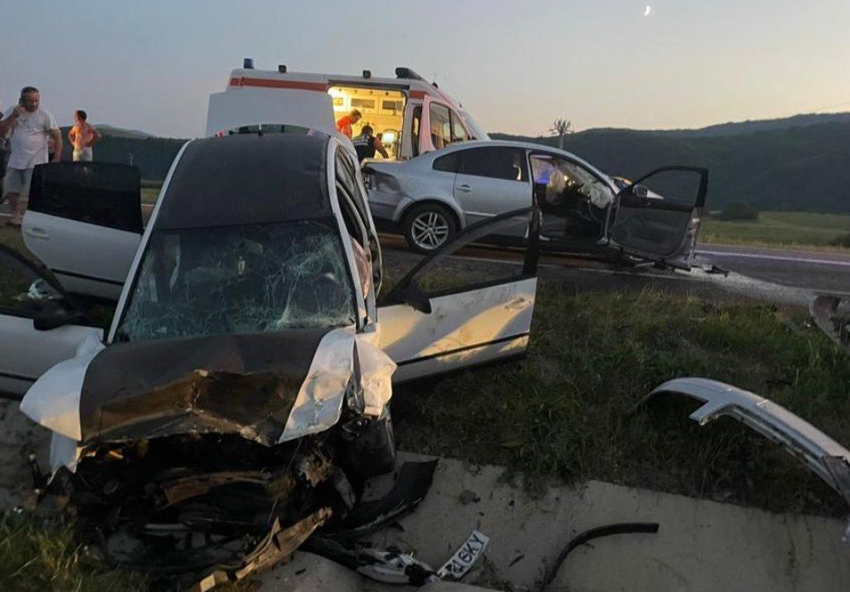  Două autoturisme s-au izbit violent: două persoane sunt în comă, iar alte două sunt rănite