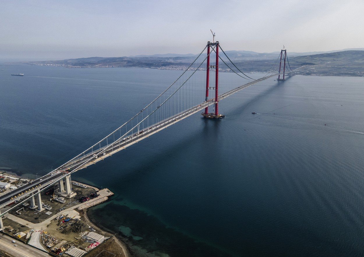  Strâmtoarea Dardanele din Turcia a fost închisă pentru traficul maritim din cauza unui incendiu de pădure