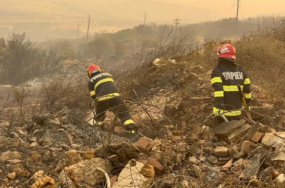  Pompierii români continuă misiunea de stingere a incendiilor de pădure în Grecia