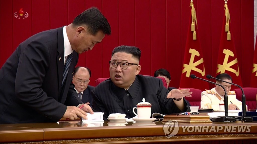 Kim Jong Un îl critică dur pe premierul său Kim Tok Hun şi-l învinovăţeşte de problemele economice