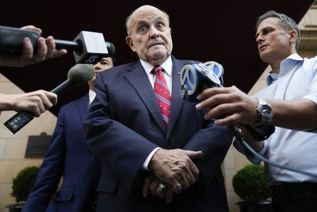  Giuliani s-a predat la o închisoare din Georgia, în dosarul lui Trump care vizează subminarea alegerilor