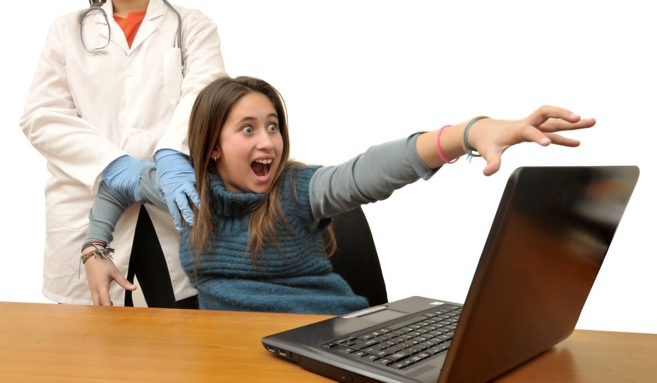  „Nu mă mai înțeleg cu copilul din cauza laptop-ului. Dacă-l strâng, aproape sare la bătaie”. Mărturiile mai multor mame