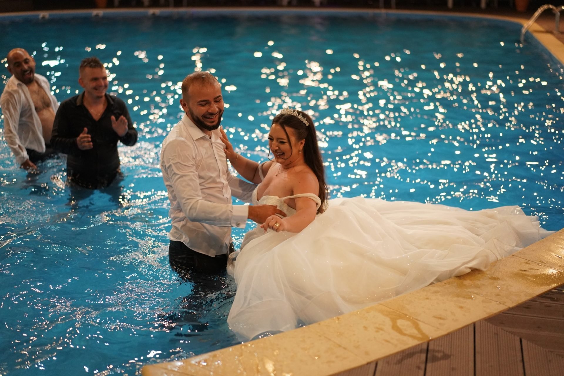  VIDEO Nuntă de Vaslui pe caniculă: mirii și nuntașii au sărit în apă ca să danseze