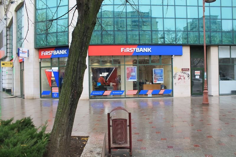  Intesa Sanpaolo vrea să cumpere First Bank din România. Care ar fi valoarea tranzacției