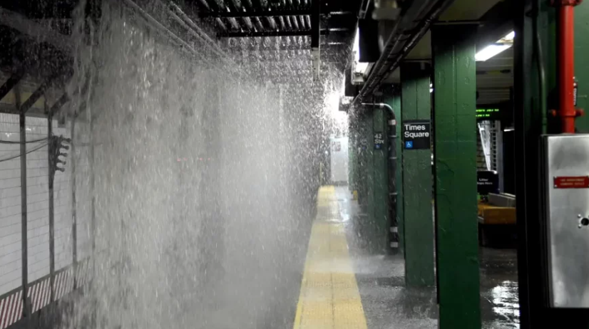  VIDEO Așa arată o inundație în New York după ce se sparge o conductă. Perdele de apă de sute de metri