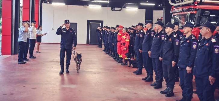  FOTO Pensionarea unui câine din Timișoara, celebrată cu onoruri militare. Shiba a slujit pompierii timp de 8 ani