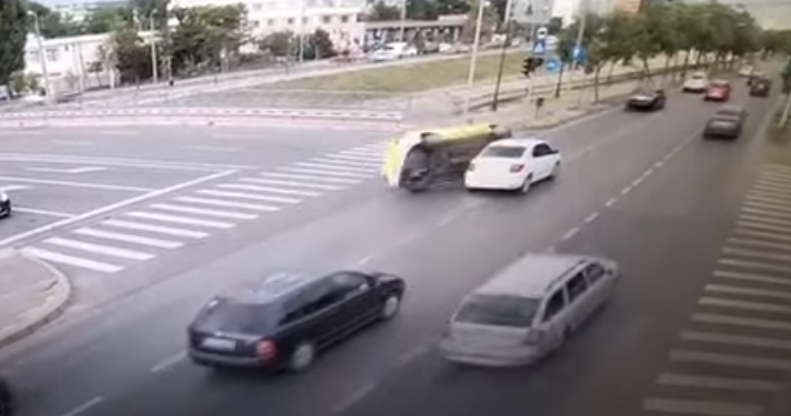  VIDEO Cât de ușor s-a răsturnat mașina Taxi în Cantemir. Filmare stradală