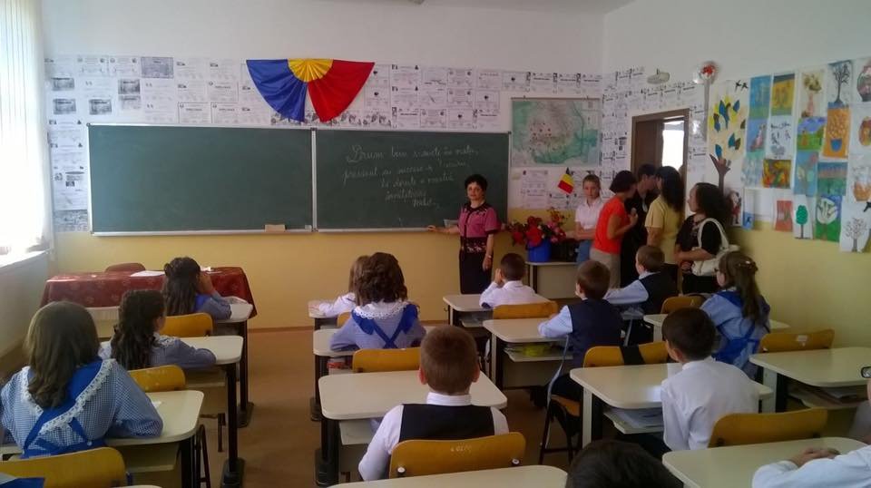  Şcoală din Vâlcea care a constituit clase separate de elevi, pe criterii de etnie, amendată de CNCD