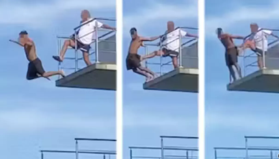  VIDEO Momentul șocant în care un salvamar împinge cu piciorul un tânăr în bazin de pe o platformă înaltă de 10 metri