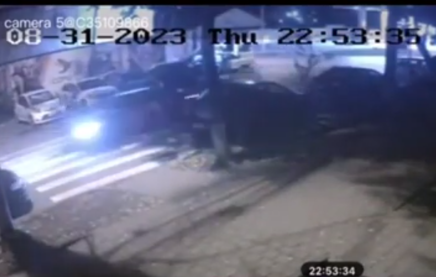 VIDEO Un șofer începător cu BMW a lovit trei mașini pe str. Tabacului. Cât pe ce să fie bătut