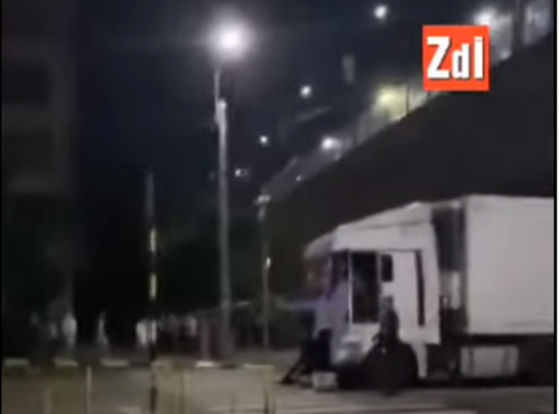  VIDEO Un TIR a făcut „praf” refugiul pietonal de sub pasajul Octav Băncilă