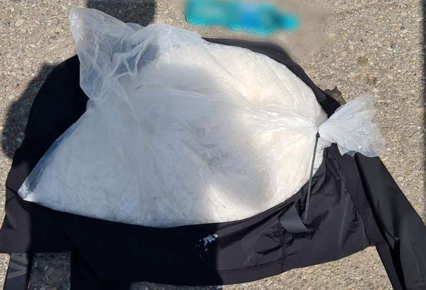  Trei persoane reţinute după ce asupra lor au fost găsite 30 de kg de droguri de mare risc – FOTO