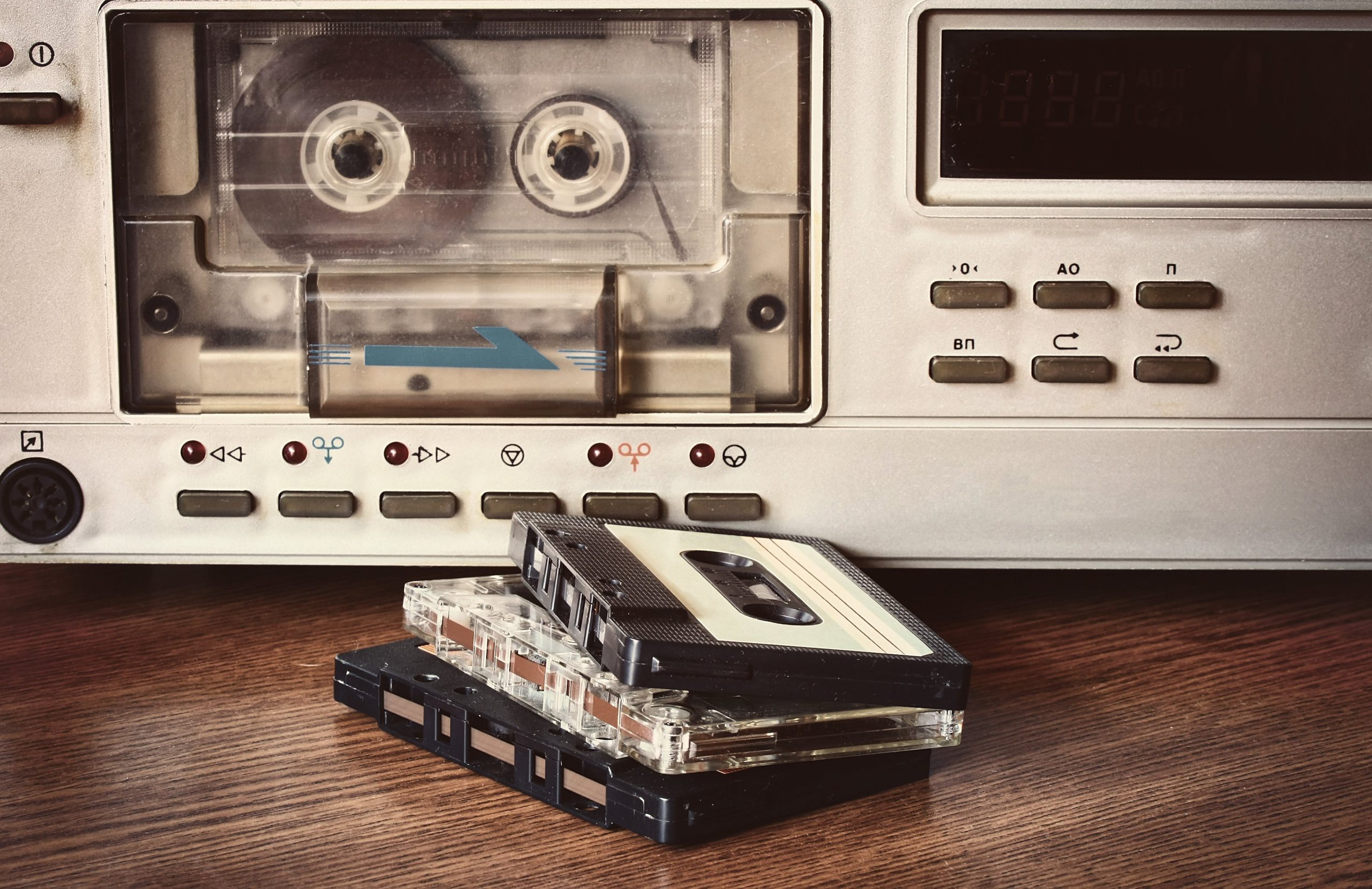  Amintiri din vremea când lipeam casetele audio cu scoci. Ce muzică ascultă lumea şi cu ce folos? Iată opinia psihologului