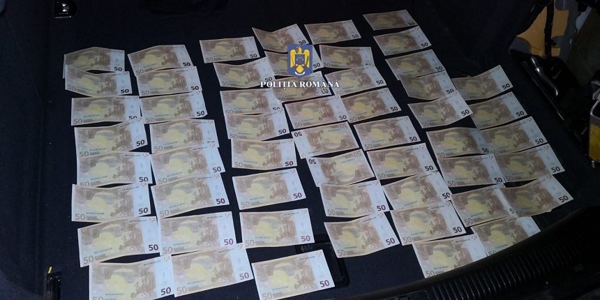  Peste 150 de bancnote de 50 de euro false, găsite în urma unor percheziţii făcute de poliţiştii din Mureş  – FOTO