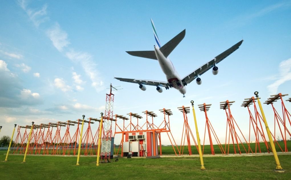  Se înnoieşte sistemul de ghidare a aterizării pe Aeroportul Iaşi. Aparatura de jumătate de milion de euro, adusă din Italia