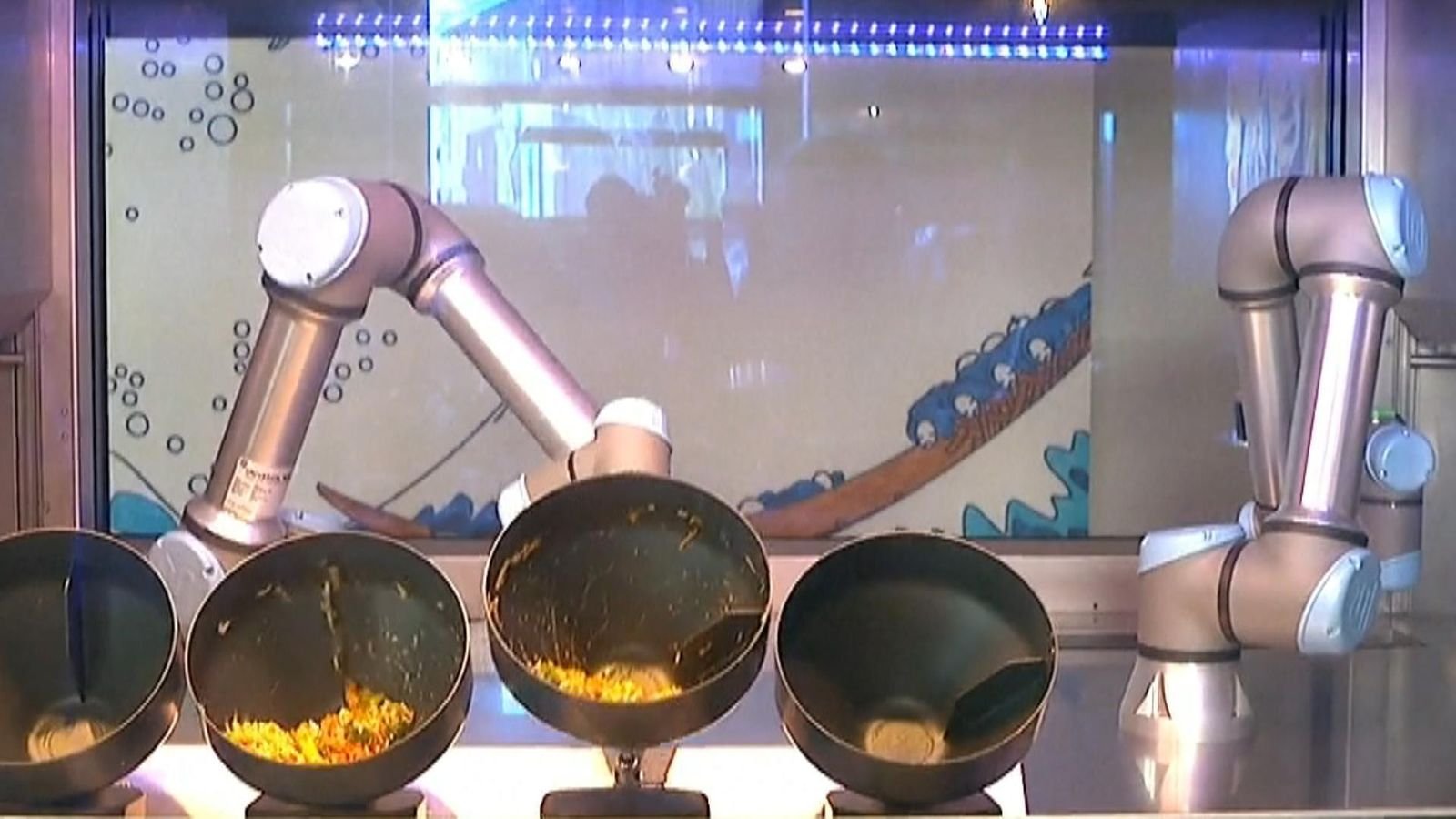  VIDEO Robot angajat la un restaurant pentru a găti pentru clienți. Robi știe peste 100 de rețete