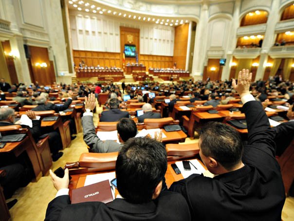  Parlamentarii se întorc la muncă: Legea pensiilor speciale, măsuri fiscale și jaloanele PNRR, printre prioritățile sesiunii parlamentare